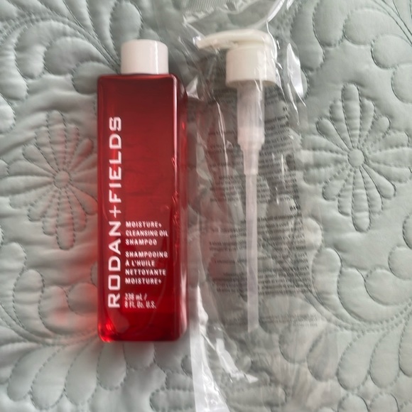 RODAN + Fields MOISTURE + Cleansing Oil Shampoo, 8fl oz, sealed with pump - Picture 1 of 3
